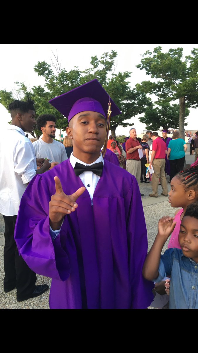 DanteKnight_'s tweet image. Wish you was here but Ik you smiling down on me my brother. This dedicated to you J. Officially a MHS Alumni🎓#LongLiveLaylo