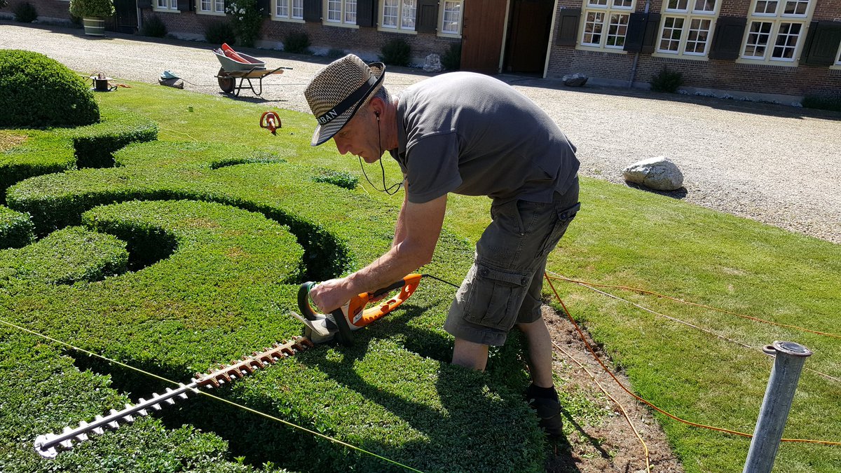 HuisMiddachten's tweet image. #Buxus is weer minitieus gesnoeid door onze vaklui. Dankzij preventie van onze sponsor #topbuxus schimmelvrij!