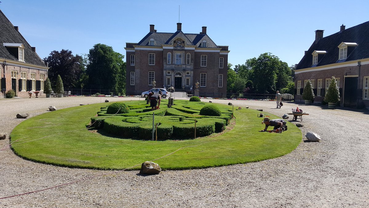 HuisMiddachten's tweet image. #Buxus is weer minitieus gesnoeid door onze vaklui. Dankzij preventie van onze sponsor #topbuxus schimmelvrij!