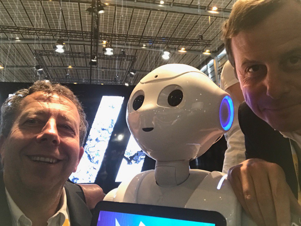 XavierViollet's tweet photo. Dernier selfie avant de quitter Viva Technologies !! https://t.co/ZlWOGEPd8M