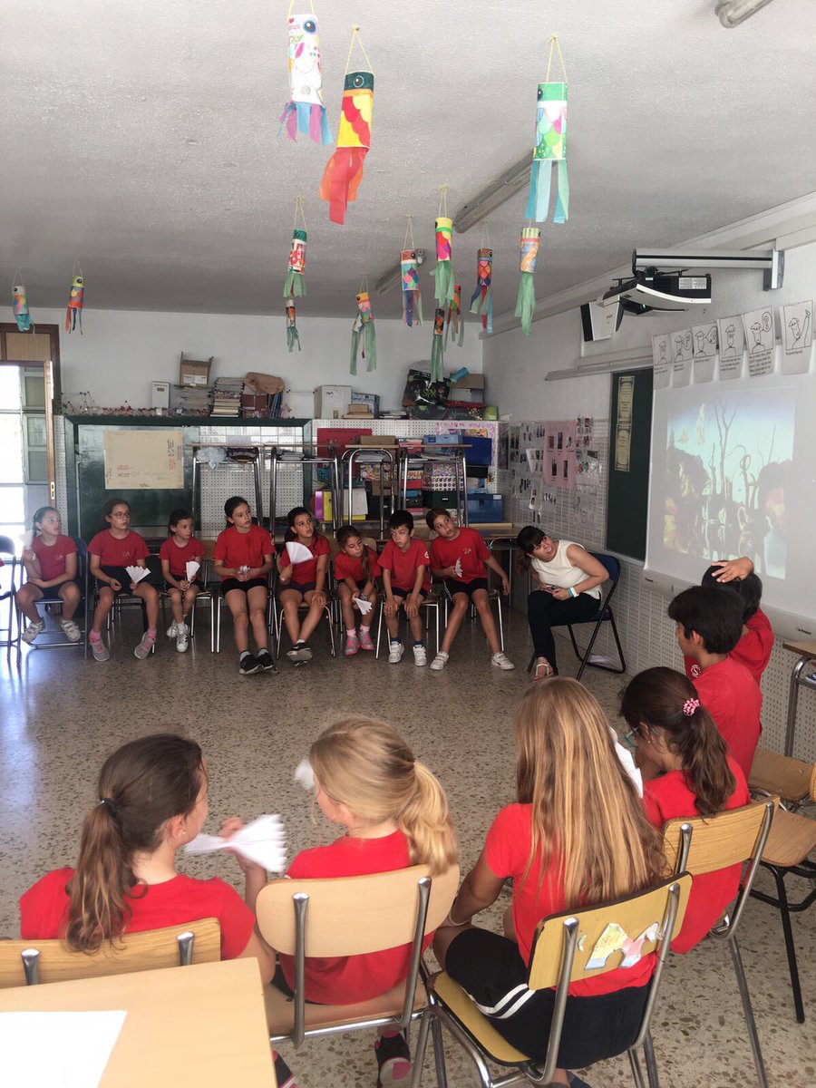 Sagradafamiliah's tweet photo. Ayer "Tertuleando" disfrutamos de 1 día de Tertulias Literarias+artísticas+musicales dialógicas con alumnos tutores de primaria a infantil! https://t.co/4YhPE73tPE