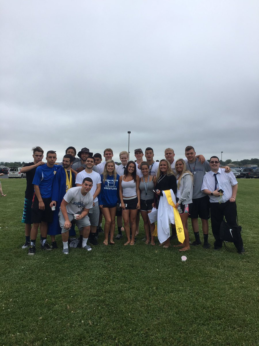 MrsPeretti's tweet photo. Seniors getting ready for graduation ! So proud of them👍🏻❤🎉 https://t.co/Ln6nRIOeM6