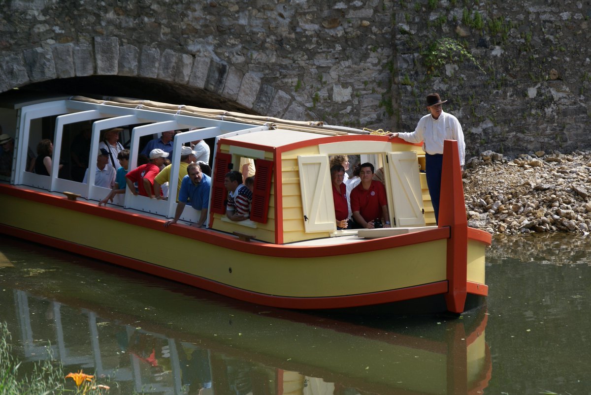 HomeOfPurdue's tweet photo. The summer season has arrived when the canal boat is floating down the Wabash and Erie Canal in Delphi, Indiana! https://t.co/L5BaoKcfhs https://t.co/KoXIEzYeJC