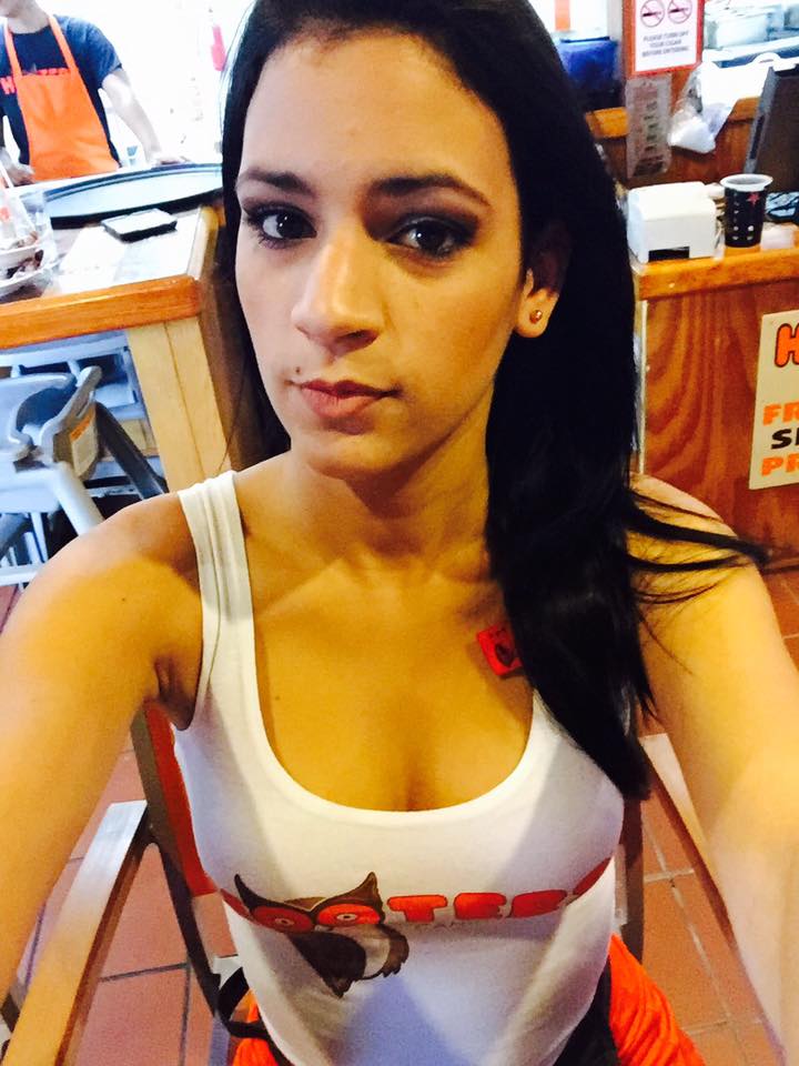hooterscancun's tweet photo. Buenos dias amigos! 👱🏻♀️Les deseo un bonito comienzo de semana, nos vemos el domingo ⚽️ a partir de las 10 am! #FinDeLosPapas #FinFamiliar https://t.co/LmGsIBMW0W