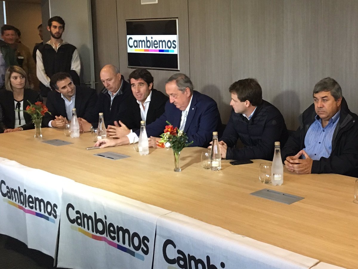 gonzasanta's tweet photo. Ahora en la #MesaCambiemos de #Tandil. Orgullo compartir esta mesa con todos ustedes #HaciendoLoQueHayQueHacer #SiSePuede @AlexCampbellOK https://t.co/80CSF7KB0u