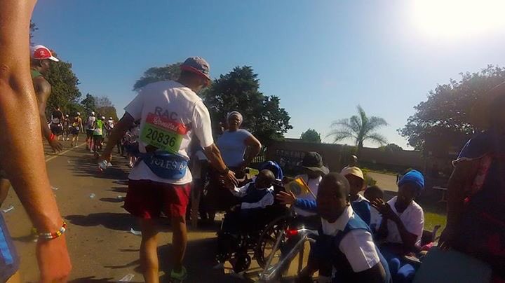 Na zo'n 50km #Comrades2017 kippenvel! #ethembeni, school voor gehandicapte kids. Een lange rij #highfives.