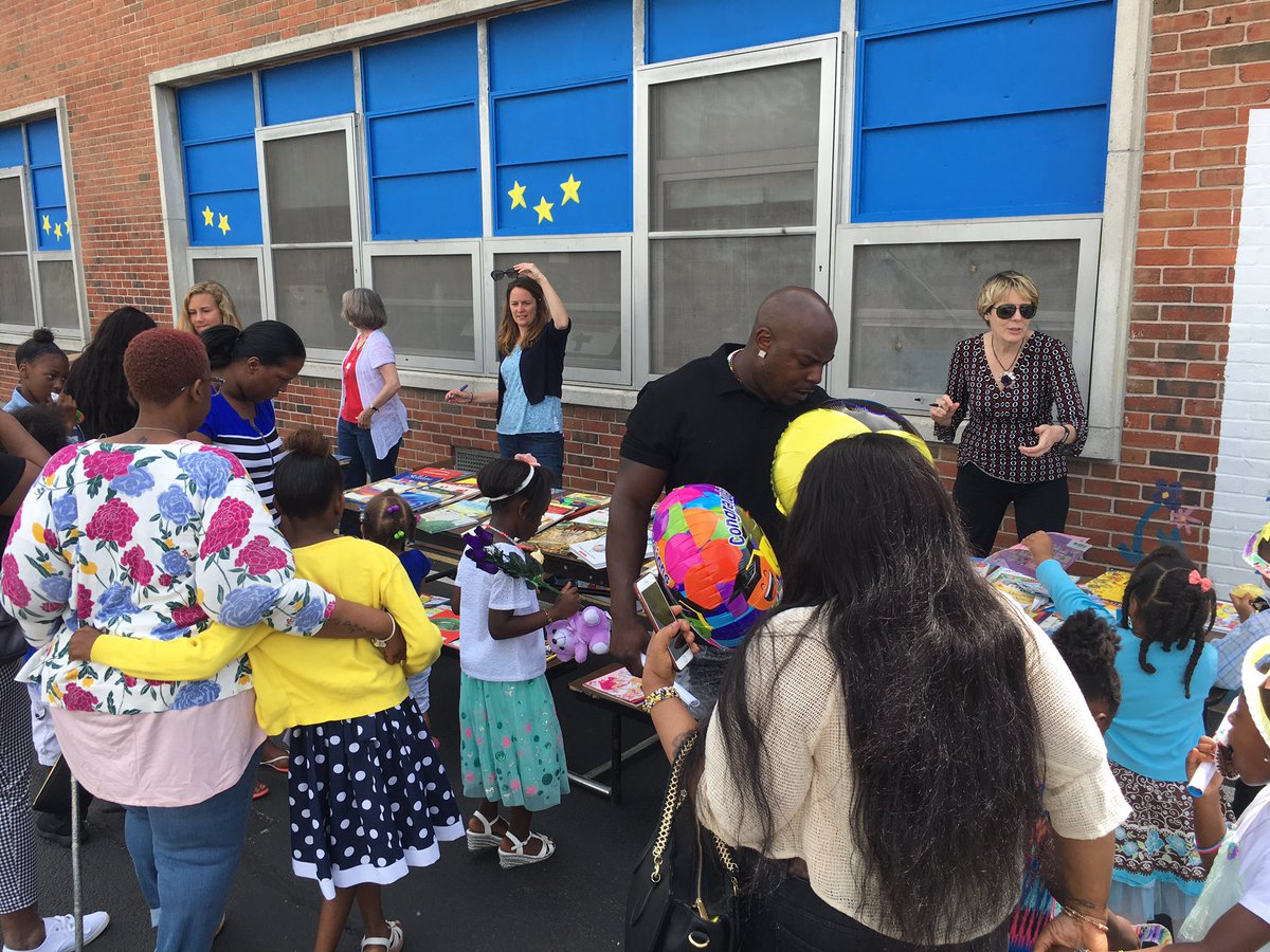 CMonterecy's tweet photo. Thank you @BooksAreWings for setting up after our K graduation ๐... parents and students LOVED the free books! #PreventingSummerSlide https://t.co/H3wQEgMmqE