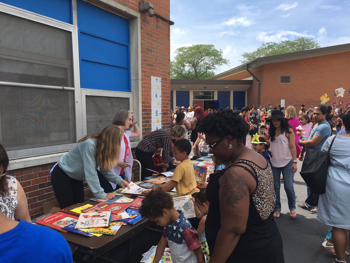 CMonterecy's tweet photo. Thank you @BooksAreWings for setting up after our K graduation ๐... parents and students LOVED the free books! #PreventingSummerSlide https://t.co/H3wQEgMmqE