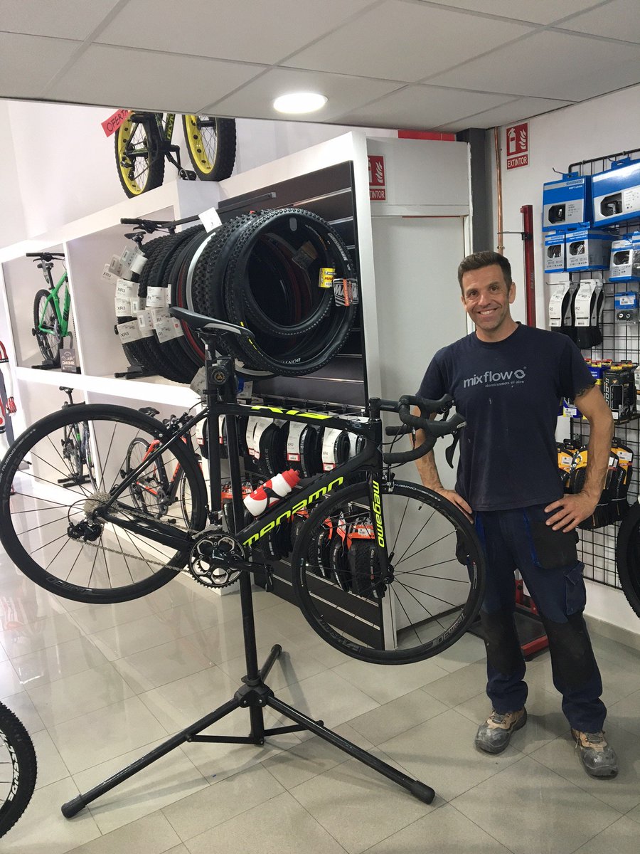 bikelabstore's tweet photo. Ayer nuestro cliente Salva Navarro recogió su nueva bicicleta de carretera.
Una MEGAMO R15 BLACK con ruedas VISION 30.
#megamo #bikelabstore https://t.co/Eq0hLCnlDg