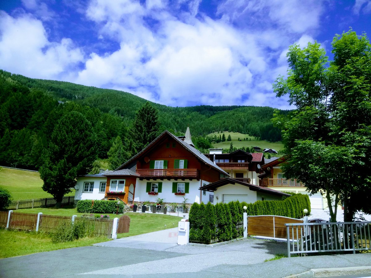 spurd6's tweet photo. Average house on a average street 🇦🇹 https://t.co/bYsIKOHa35