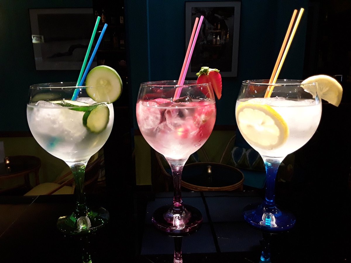 BarCaribou's tweet photo. Començem el cap de setmana amb uns #GinTonics ben fresquets!!🍹🍹
#BarCaribou #Batuts #Cocktails #Cerdanyola #NoFilters #FreshFruits https://t.co/meigvsTUeW