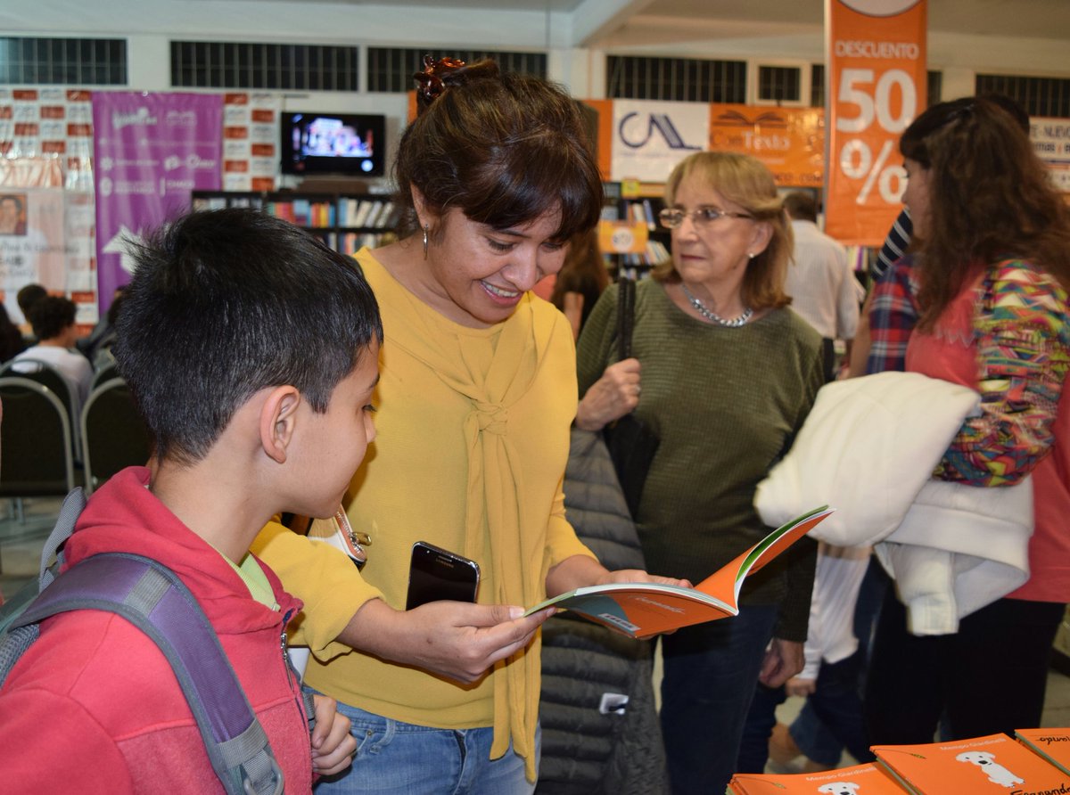 IDACH19AL25's tweet photo. Andrea Charole recorrió la feria del libro y destacó la participación de escritores originarios.
https://t.co/07e9u6vC6A https://t.co/mj7swnmrnW