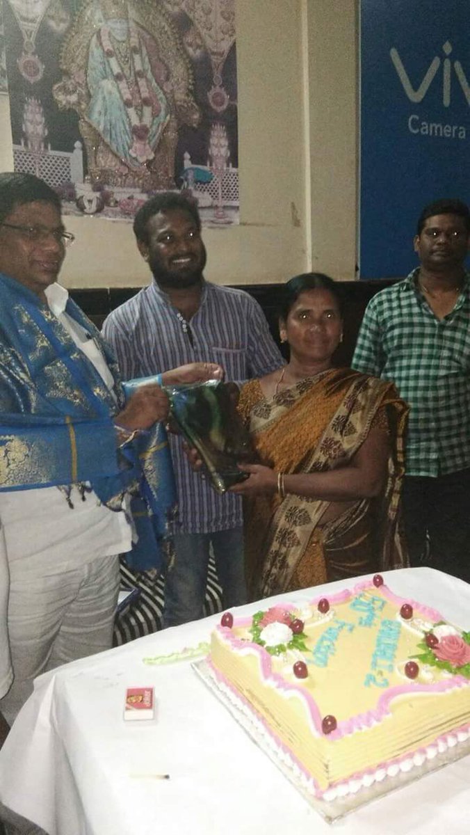 PrabhasAddict__'s tweet photo. Nalgonda Prabhas fans  😊
Distributed clothes to poor people 👏👏
#50DaysForBaahubali2 https://t.co/W6ty9lAdeo