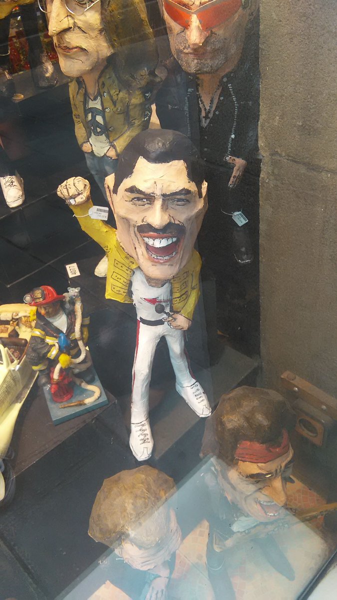 Just found my hero in #Barcelona, it is great to see you again Freddy! 
#Queen #Hero