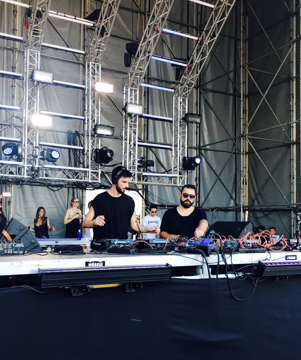 #TGIF ! And here at the #OFFatForum we are fully enjoying <a href="/undercattmusic/">Undercatt</a> set ! 🌞
#OFFFestival #Bercelona