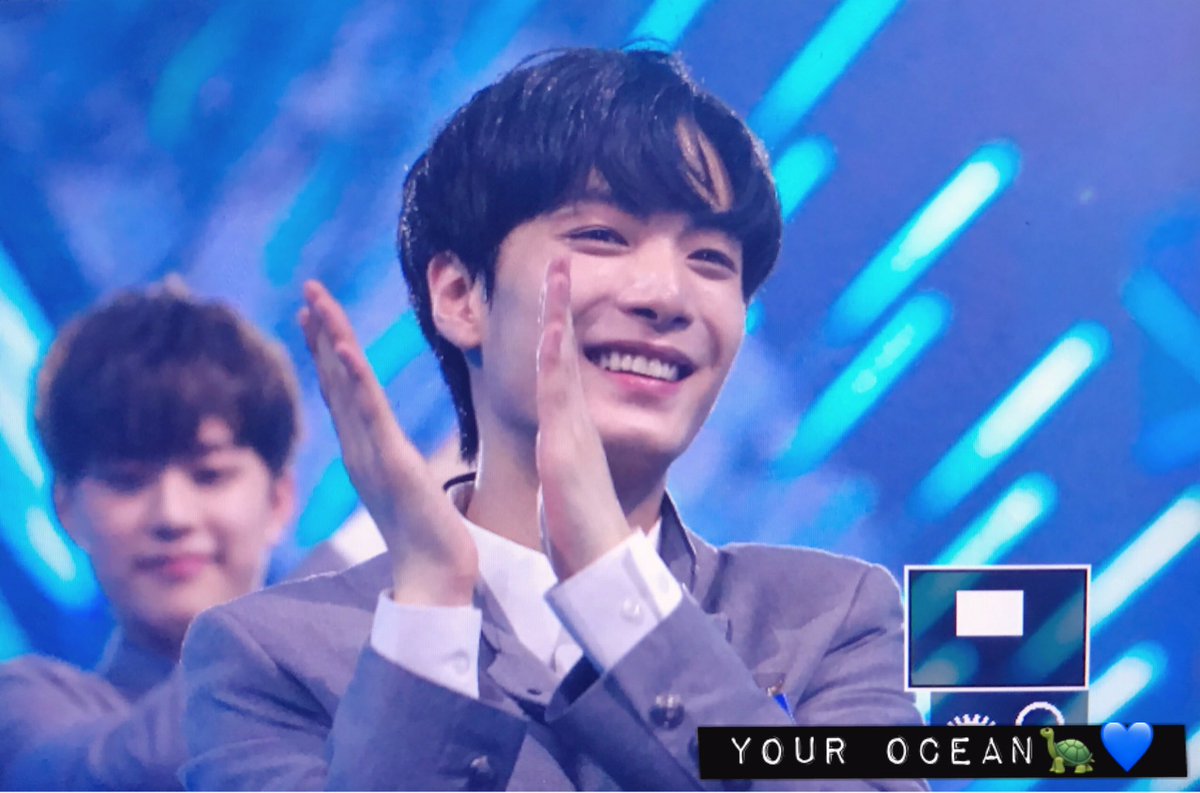 yourocean_JR's tweet photo. 지성박수 치는 김종현 불러주세요 호명해주세요 플레디스 김종현이요 https://t.co/KSRMgpCTbH