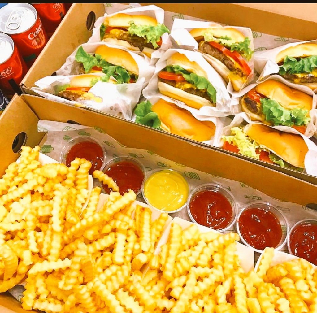 TheBestMekan's tweet photo. Haftasonunu gezmeye ayır. Yemekle hiç uğraşma @ShakeShackTR yapar... https://t.co/wv6qlYM2aW