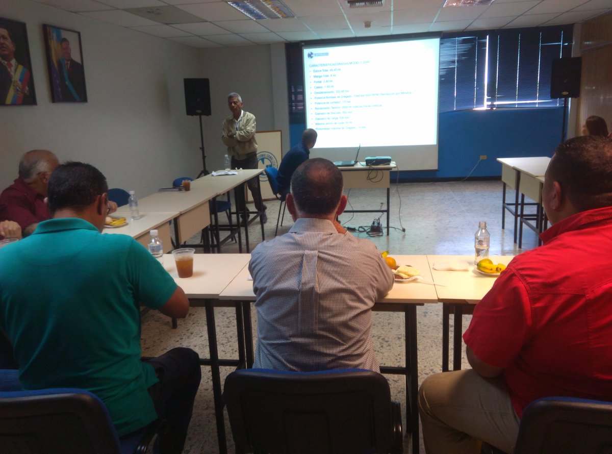 PanchoArias2012's tweet photo. Junto a los expertos en el manejo de estas maquinarias elaboramos un plan de acción para atender a las comunidades que se ven afectadas. https://t.co/cLJUdLa4AK