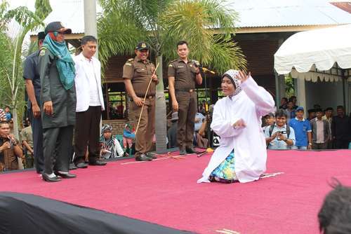 AtjehCyberCom's tweet photo. Pasangan Zina di Aceh Besar Dicambuk 100 Kali https://t.co/bpygmozGGx https://t.co/uOiHSQV4V4