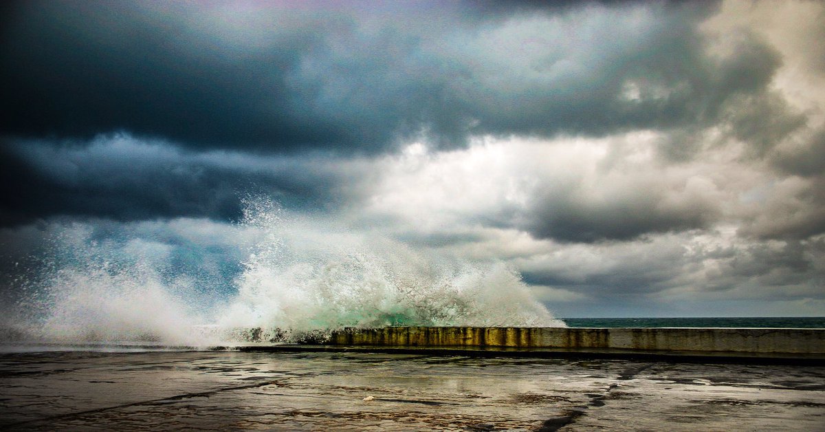 olmanhidalgo's tweet photo. Took this photograph back in 2009 in Barracoa Cuba. It was a very stormy day. #cuba #storm #waves  #nature  #landscape https://t.co/5RFD2CB7Vu