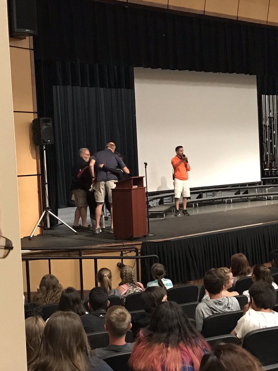 MsGordon_SC's tweet photo. Last day of school festivities at BMS! @MrsAveryBMS https://t.co/6ROE23uw5G