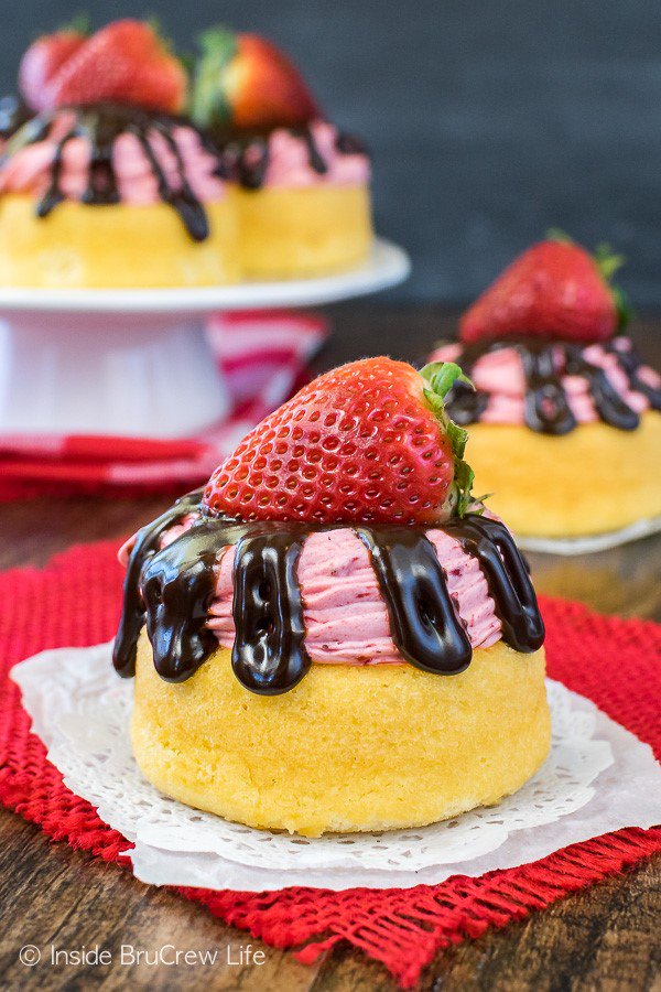 ZulkaSugar's tweet photo. Today we’re sharing No Bake Strawberry Mousse Cake from @BruCrewLife! https://t.co/iSZkKF0Quw https://t.co/8EoRq1BDjw