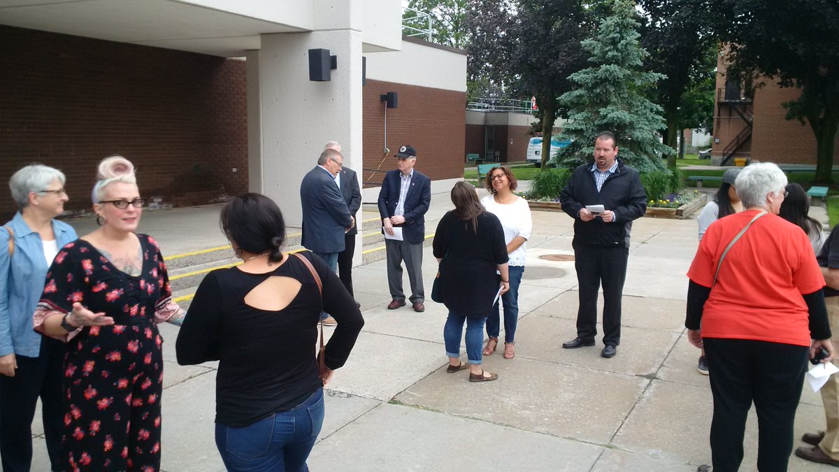 Bill here. Here for the unveiling of a gifted mural from L'Heritage to the city. Ceremony starting shortly. https://t.co/90dCVpTpTo