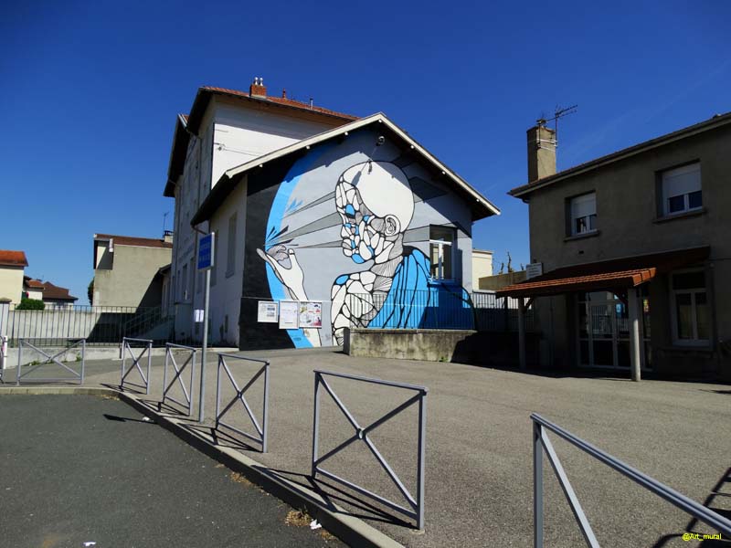 Art_mural's tweet photo. #RocheLaMolière #Loire #streetart peinture fraîche lors festival #SAFIR2017 par #KGMShepa sur un mur d'école + ici : https://t.co/0WcqxsJpqX https://t.co/UbPRjvWzLY
