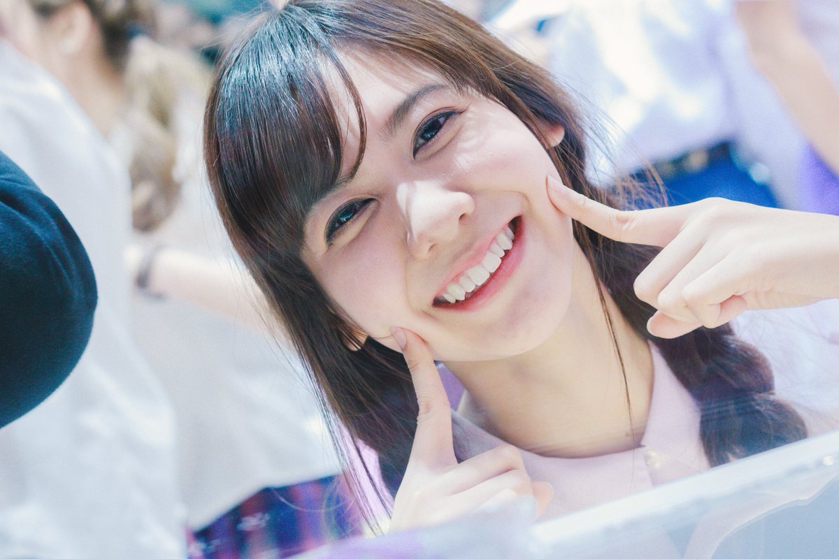 ColorlessBNK48's tweet photo. พาเนยมาแจกความสดใสครับ @ตู้ปลา 20170614 #NoeyBNK48 #BNK48 https://t.co/sxK0M3r33u