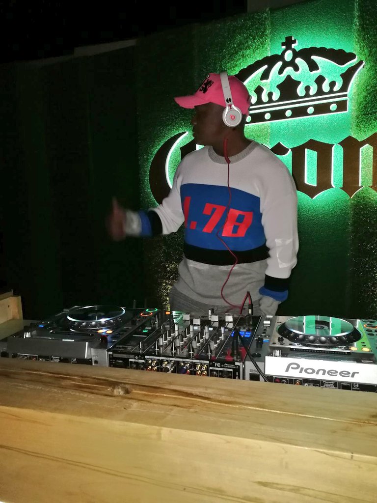 TheTouchdown326's tweet photo. The #TouchHDLaunchParty is officially underway! @GlenLewisSA serving us #ExpensiveMusic 🔥🔥🔥💃💃Come through at #AltitudeBar in Menlyn https://t.co/GPlrqVxvzm