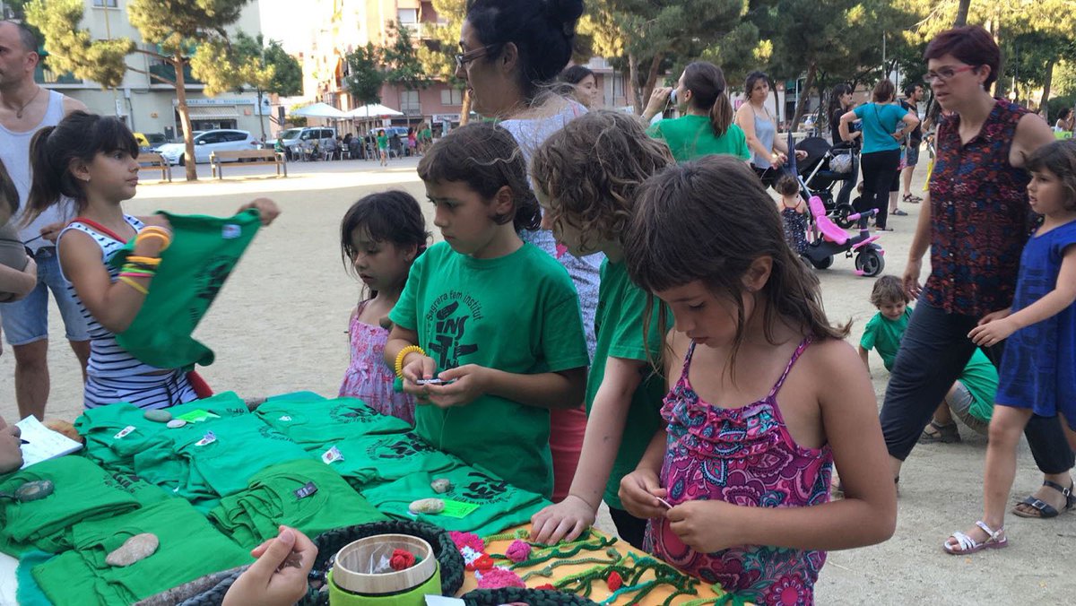 instialasagrera's tweet photo. Aprofitem la Macrofesta #instiaLaSagrera x equipar-nos amb la samarreta. Ara salsa i després... batukada amb Siroko! #FemInstitut https://t.co/9MxqqQTBdd