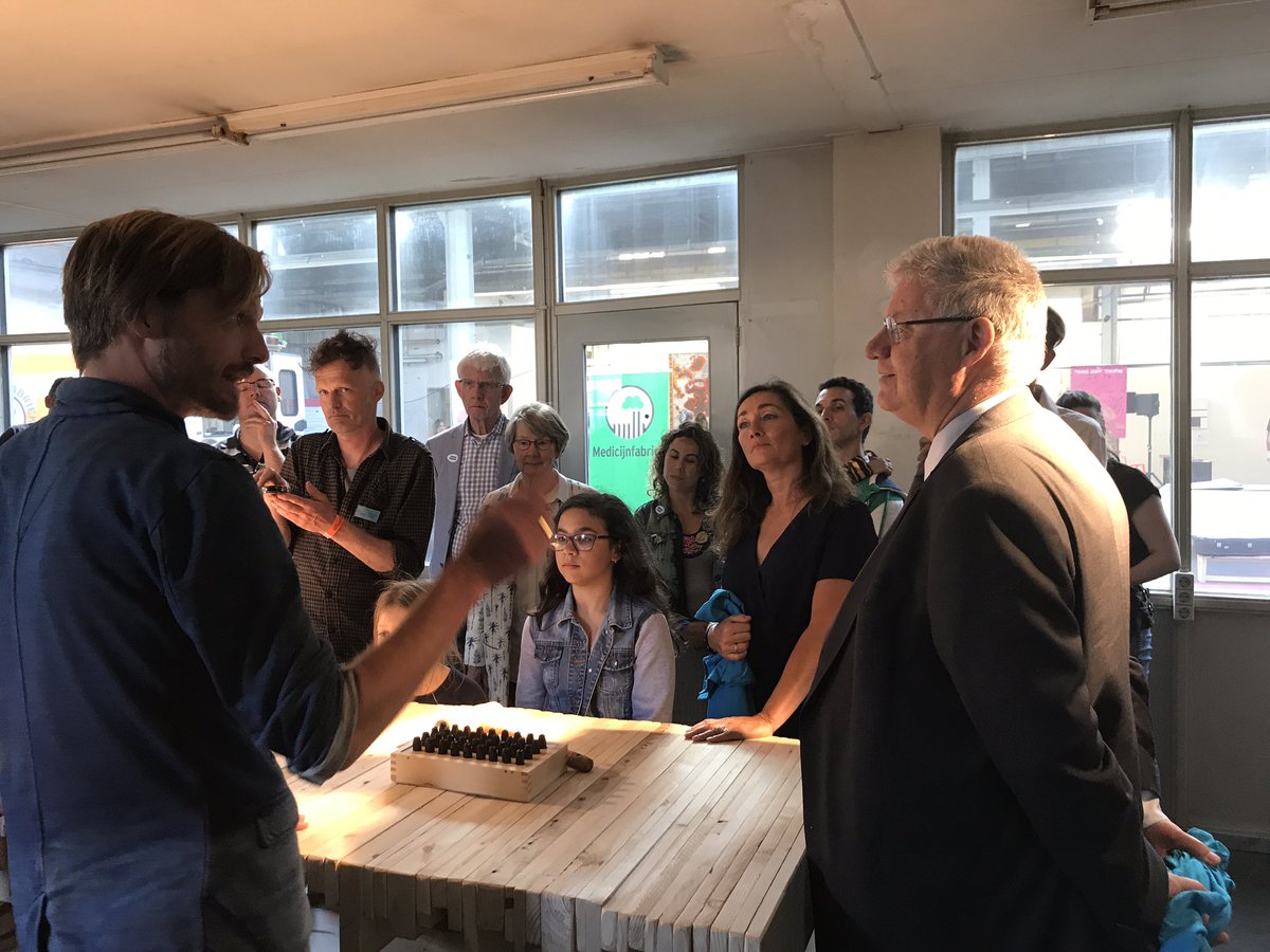 ellklaus's tweet photo. Nu @ARTzaanstad geopend! @Zaanstreek #backfire en de act #biechttafel #rikko met burgemeester @RuudVreeman @GemZaanstad over #vergeving https://t.co/TKknEnrLIp
