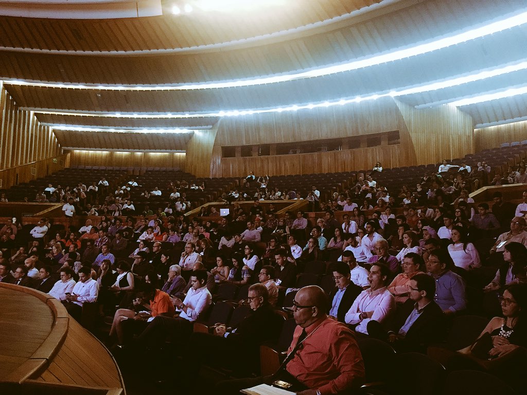 fun_col's tweet image. ¡Auditorio lleno en el segundo día de #FUN5 ! Asistentes atentos de los últimos conversatorios de nuestros speakers!