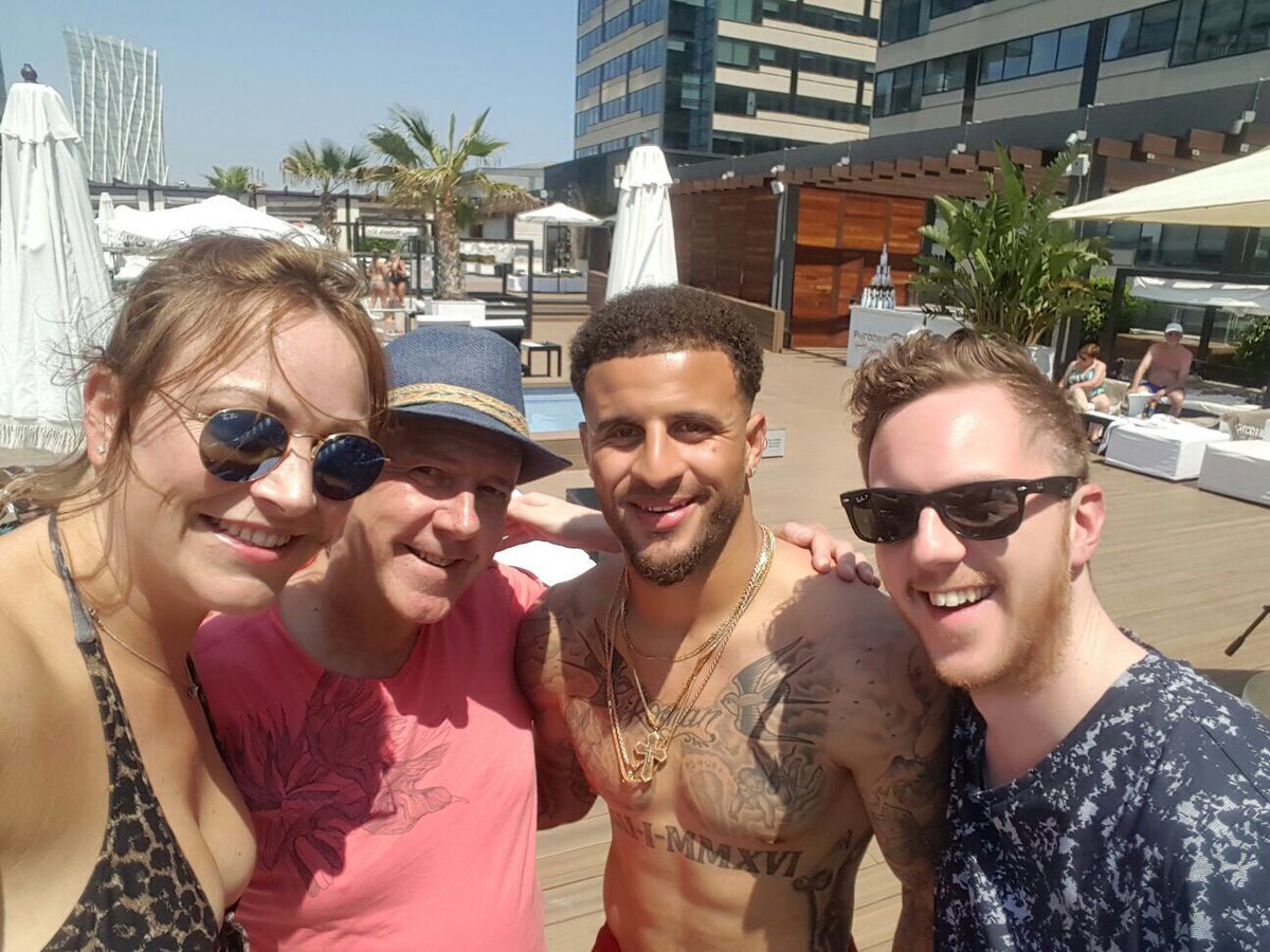 Nikij13's tweet image. So family bumped into Kyle walker and when asked said he doesn't want to leave Spurs