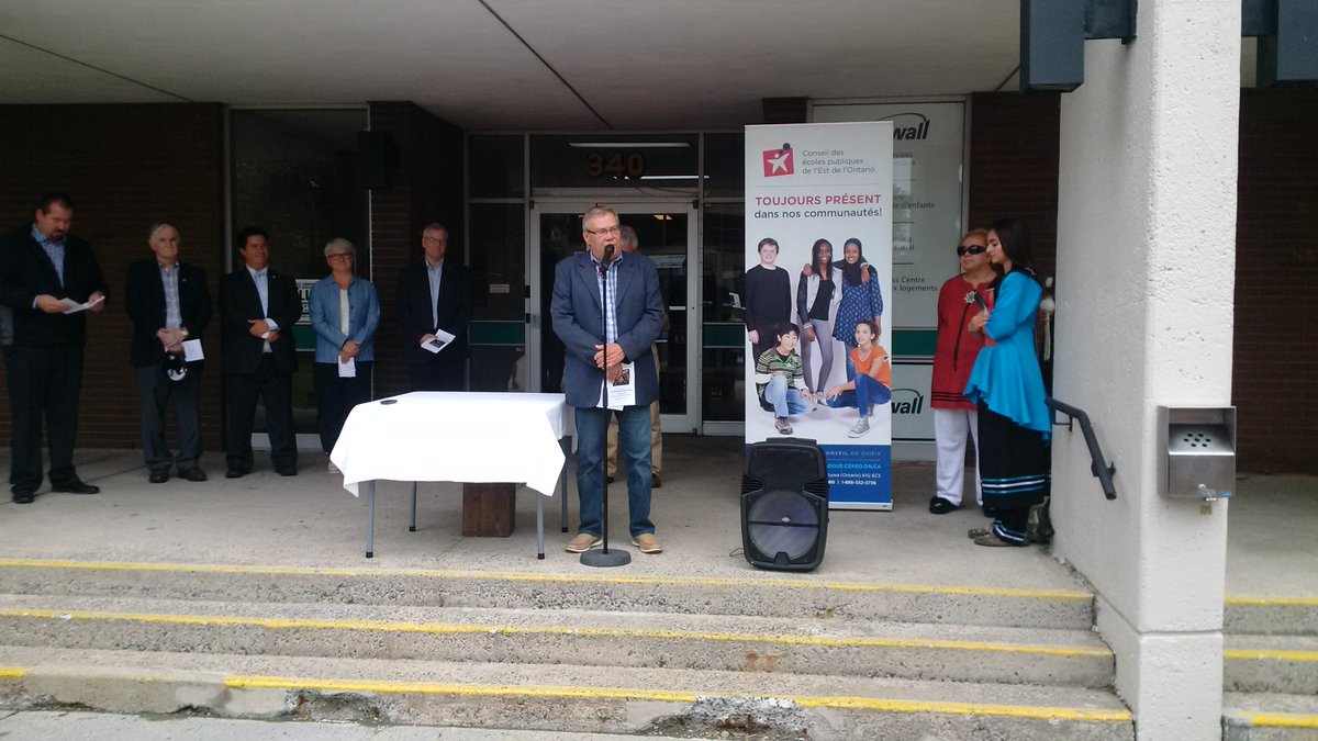 Mayor Leslie O'Shaughnessy admits he peeked at the murals before unveiling. Talks about improving relations. https://t.co/GJJwqRJEPU