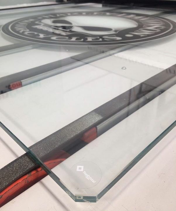 topcristal's tweet photo. Vivan las harleys y sus gentes!!! Si quieres personalizar tu mesa envíanos tu diseño y nosotros nos encargamos de ponerlo en el cristal. https://t.co/ljf4kZSkoK