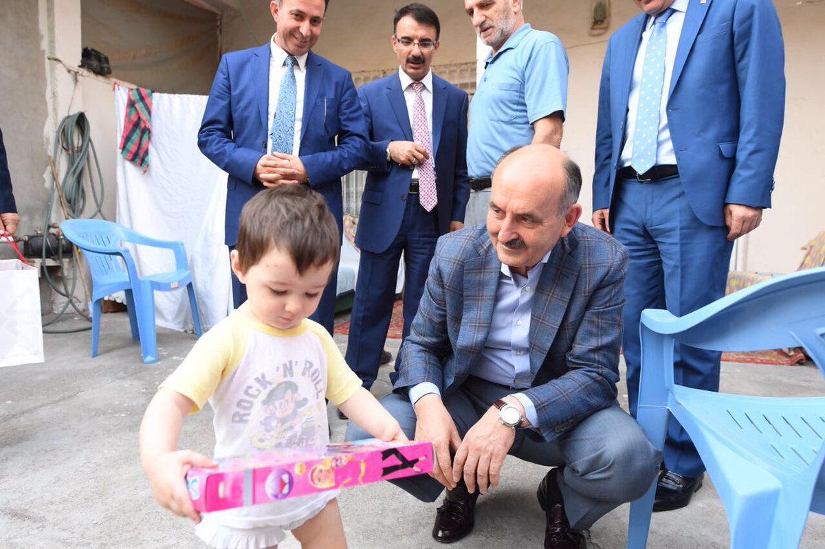 Batmanlı vatandaşlarımızın evlerine çat kapı misafir olduk.Sokakları Batmanlı çocuklarımızla aşındırdık. Esnafımıza bereketli işler diledik.