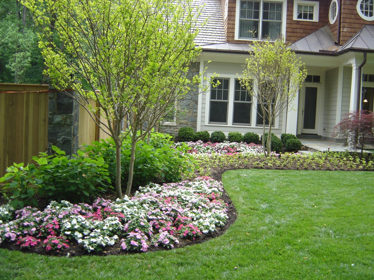 da_dunlevy's tweet photo. Annuals and edged beds. #clean #landscapedesign #annuals #summer https://t.co/eKry379img