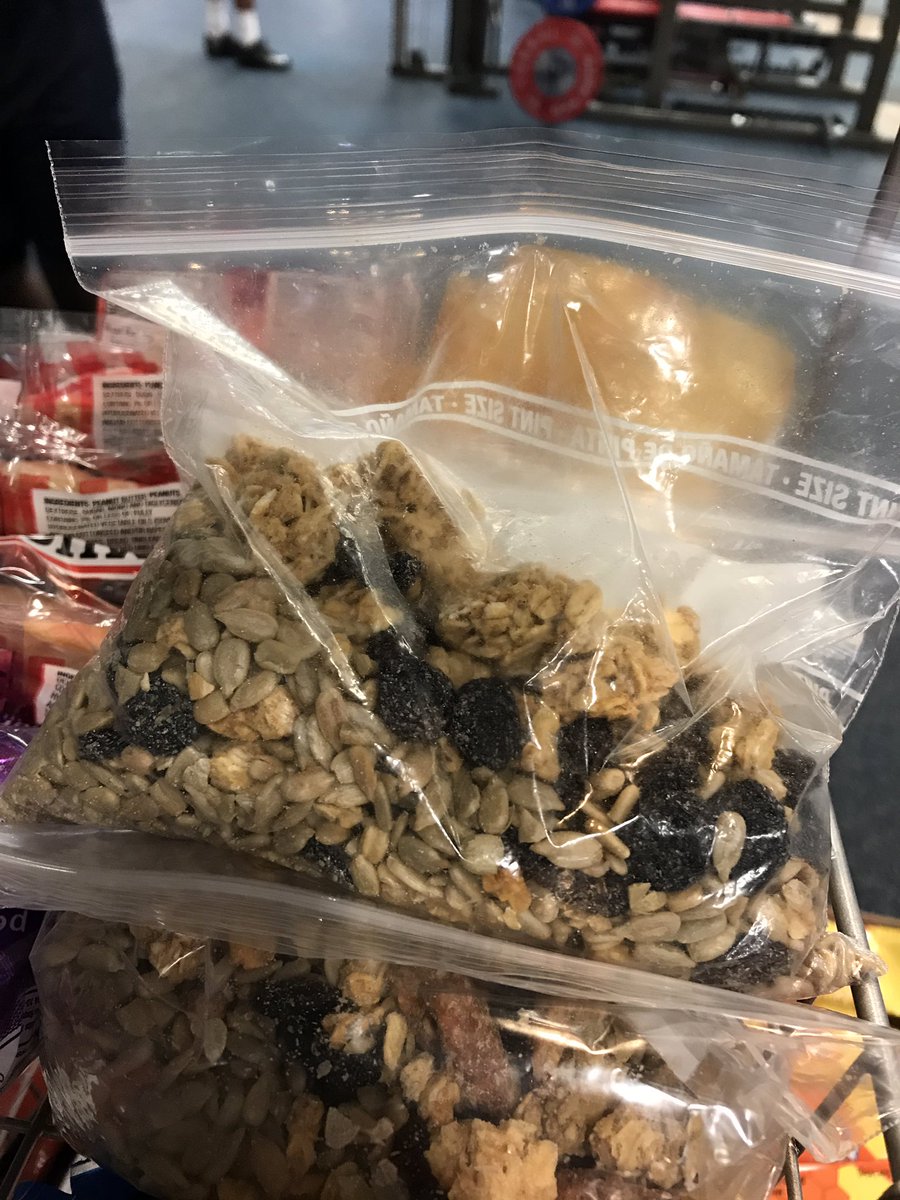 Sunflower Seeds: B-6 facilitates energy use, iron for oxygen delivery to cells, magnesium for muscle and bone health. #homemadetrailmix