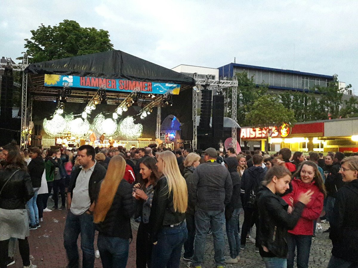 DanSchinzig's tweet photo. #Lena hat sie alle weggerockt. Wortwörtlich. Vorhin war es nämlich vieeeel voller auf'm #HammerSummer https://t.co/sFnOu4V5Fu