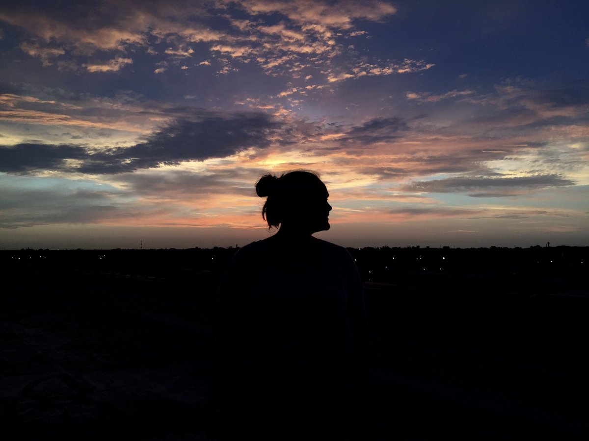 AshMicBau's tweet photo. Chasing sunsets is my obsession. #sunsets #favoritespot #rooftop #breath https://t.co/afoJx4iMZb