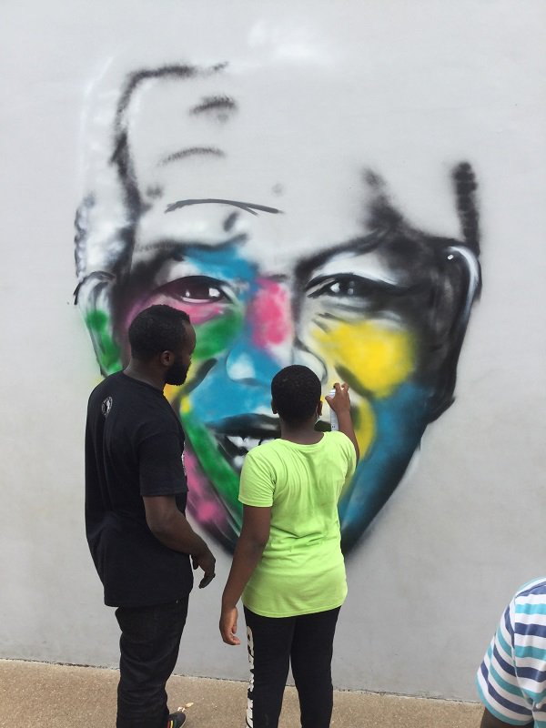 CE2_lfl's tweet photo. @EMCpartageons #PEAC #Paix / #Démocratie à @CDG_Togo : Mandela et Gandhi arc-en-ciel sur le mur de l'école. A finir la semaine prochaine! https://t.co/jsqx6EFVcT