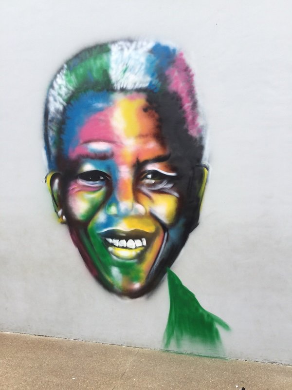 CE2_lfl's tweet photo. @EMCpartageons #PEAC #Paix / #Démocratie à @CDG_Togo : Mandela et Gandhi arc-en-ciel sur le mur de l'école. A finir la semaine prochaine! https://t.co/jsqx6EFVcT