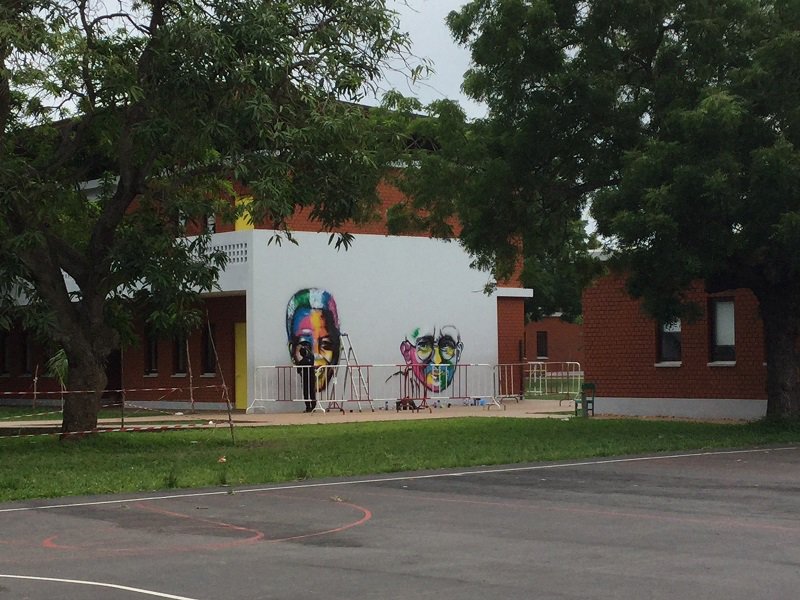 CE2_lfl's tweet photo. @EMCpartageons #PEAC #Paix / #Démocratie à @CDG_Togo : Mandela et Gandhi arc-en-ciel sur le mur de l'école. A finir la semaine prochaine! https://t.co/jsqx6EFVcT