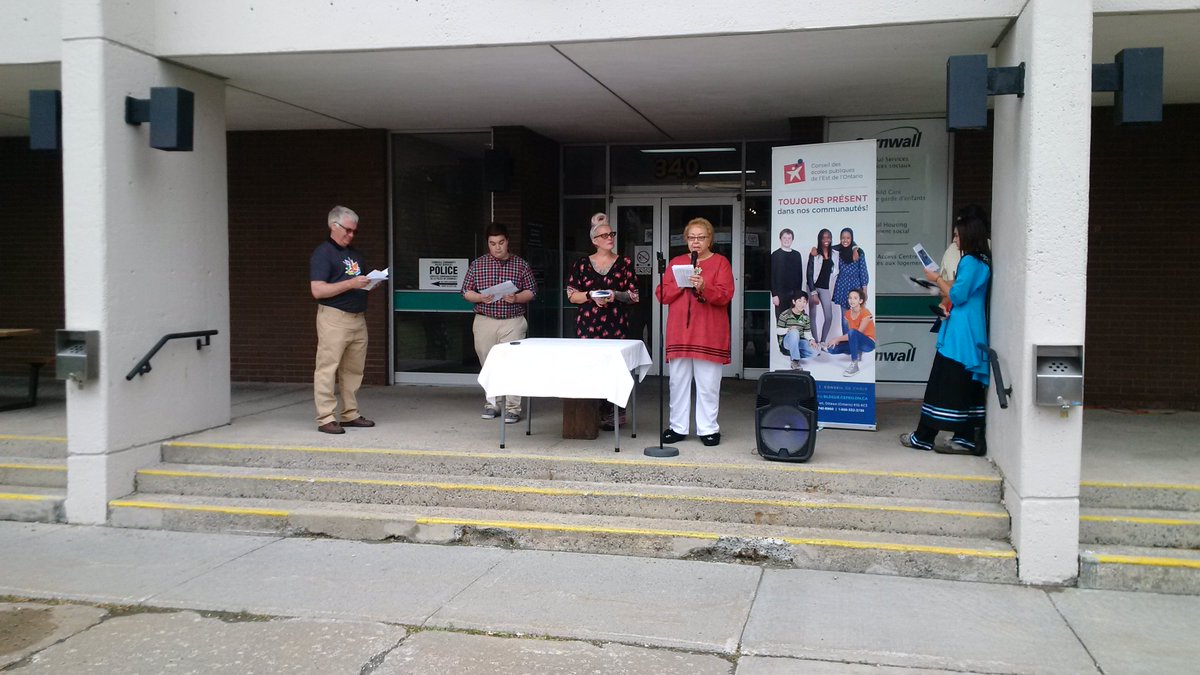 There's now a trilingual explanation of the murals. English/Mohawk/French. https://t.co/FrmRsFZ3dp