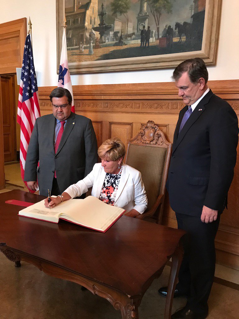 BetsyPriceftw's tweet photo. Finishing up time in Canada w/the Mayor of Montreal @DenisCoderre and @Mike_Rawlings #DFWCanada2017 @DFWAirport https://t.co/R31vsilAP8