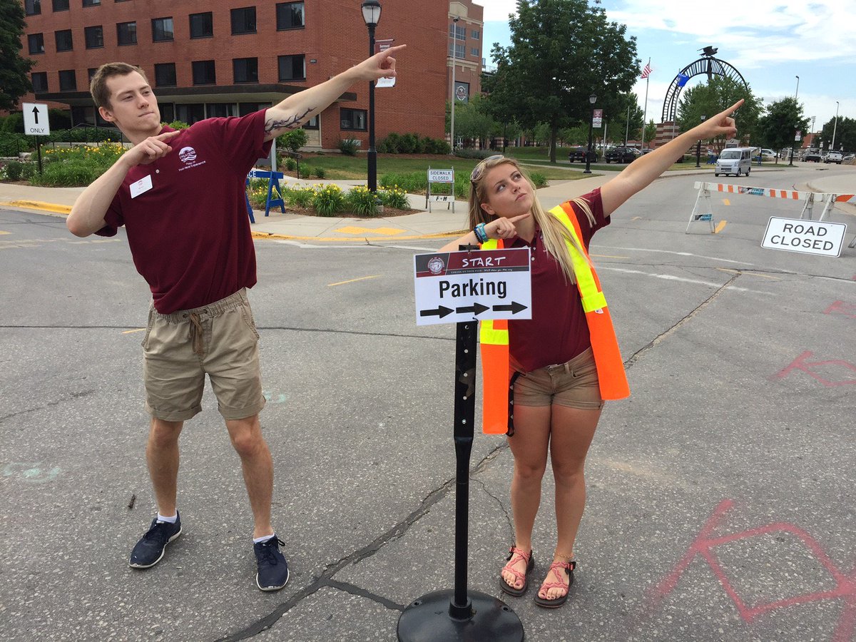 UWLadmissions's tweet photo. Trouble finding parking during START? Don't worry - our Eagle Guides will help you out. #UWLSTART #Day4 https://t.co/9EqT3eKiib