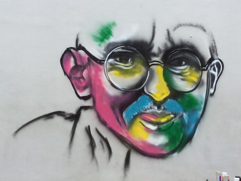 CE2_lfl's tweet photo. @EMCpartageons #PEAC @CDG_Togo Il nous reste à finir les 2 graffitis, ajouter les citations de Gandhi et Mandela + mots #Paix et #Démocratie https://t.co/z6A9Ij7DRu