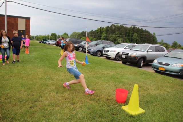 WCSDProud's tweet photo. More pics from @SchlegelRoadES Whiskers Fun Day! #catchingbubbles #fillingbuckets #puzzlerace #shoerace https://t.co/BCFxeg19eD