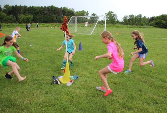 WCSDProud's tweet photo. More pics from @SchlegelRoadES Whiskers Fun Day! #catchingbubbles #fillingbuckets #puzzlerace #shoerace https://t.co/BCFxeg19eD